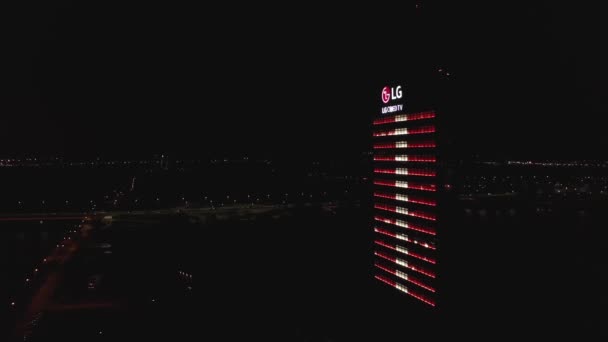 Riga Latvia 2020 光明节 Staro Riga 拉脱维亚电视塔和悬挂拉脱维亚国旗的建筑物灯火通明 营造了节日气氛 明灯下的现代建筑 — 图库视频影像
