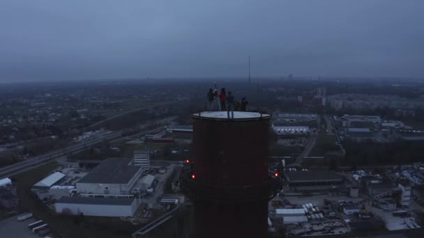 Riga Lotyšsko Října2020 Skupina Neznámých Lidí Stojící Vrcholu Obrovského Věžového — Stock video