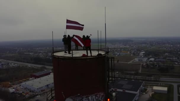 Riga Lotyšsko Října2020 Skupina Neznámých Lidí Stojící Vrcholu Obrovského Věžového — Stock video