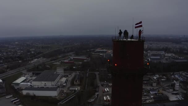 Riga Lotyšsko Října2020 Skupina Neznámých Lidí Stojící Vrcholu Obrovského Věžového — Stock video