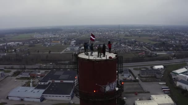 Riga Lotyšsko Října2020 Skupina Neznámých Lidí Stojící Vrcholu Obrovského Věžového — Stock video