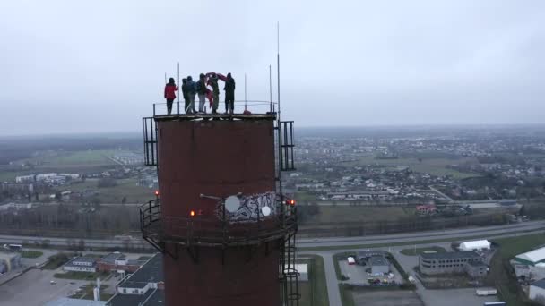 Riga Lettonia Ottobre 2020 Gruppo Sconosciuti Piedi Sulla Cima Dell — Video Stock