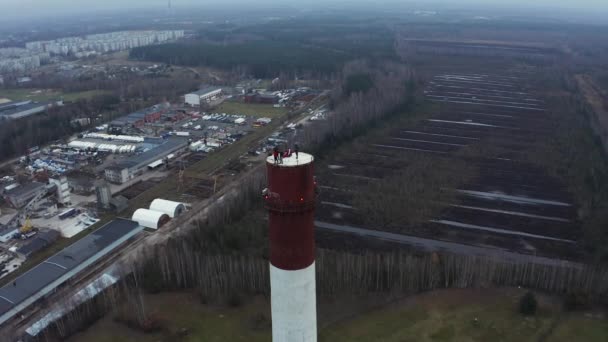 Riga Lotyšsko Října2020 Skupina Neznámých Lidí Stojící Vrcholu Obrovského Věžového — Stock video