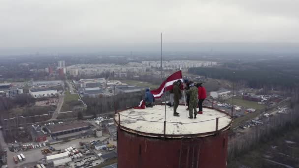 Ryga Łotwa Października 2020 Grupa Nieznanych Ludzi Stojąca Szczycie Ogromnego — Wideo stockowe