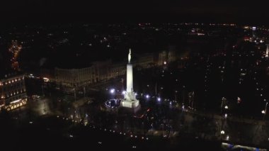 Riga, Letonya - 18 Kasım 2020: Riga, Letonya 'da Staro Riga etkinliği sırasında gece özgürlük abidesi. Milda - Özgürlük heykeli şehrin üzerinde üç yıldız tutuyor farklı renklerde aydınlatılmış. 