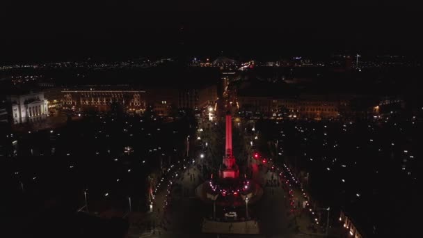 Riga Lotyšsko Listopadu 2020 Památník Svobody Noci Rize Lotyšsko Během — Stock video