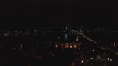 Letonya 'nın Riga şehrinde gece uçuşu. Güzel gece kasabası. 