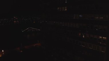 Letonya 'nın Riga şehrinde gece uçuşu. Güzel gece kasabası. 