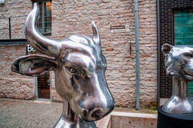 Tallinn, Estonya - 08.2020. Tallinn, Estonya 'da modern Rotermann sanatı. Rotermann bölgesinin ortasında duran güzel heykeller.