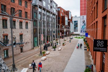 Tallinn, Estonya - 08.2020. Estonya 'nın başkentinde modern mimari. Tallinn 'deki İş Merkezi Gökdeleni. Rotermann Kesklinn Bölgesi.