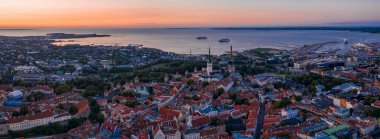Günbatımında Estonya 'nın Tallinn şehrinin inanılmaz insansız hava aracı görüntüleri. Tallinn 'in güzel manzarası.
