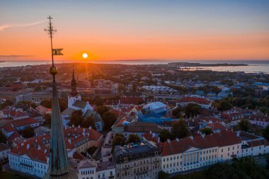 Günbatımında Estonya 'nın Tallinn şehrinin inanılmaz insansız hava aracı görüntüleri. Tallinn 'in güzel manzarası.