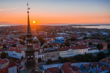 Günbatımında Estonya 'nın eski Tallinn kasabasının hava panoramik manzarası. Sihirli günbatımı görünümü.