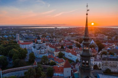 Günbatımında Estonya 'nın eski Tallinn kasabasının hava panoramik manzarası. Sihirli günbatımı görünümü.