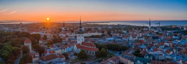 Günbatımında Estonya 'nın eski Tallinn kasabasının hava panoramik manzarası. Sihirli günbatımı görünümü.