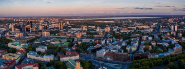Günbatımında Estonya 'nın Tallinn şehrinin inanılmaz insansız hava aracı görüntüleri. Tallinn 'in güzel manzarası.