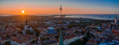 Günbatımında Estonya 'nın Tallinn şehrinin inanılmaz insansız hava aracı görüntüleri. Tallinn 'in güzel manzarası.