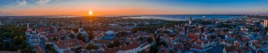 Günbatımında Estonya 'nın Tallinn şehrinin inanılmaz insansız hava aracı görüntüleri. Tallinn 'in güzel manzarası.