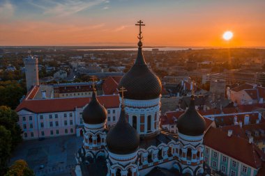 Günbatımında Estonya 'nın Tallinn şehrinin inanılmaz insansız hava aracı görüntüleri. Tallinn 'in güzel manzarası.
