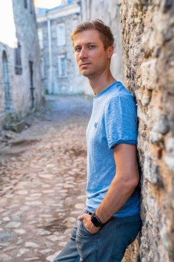 Günbatımında Estonya 'nın eski Tallinn kasabasının hava panoramik manzarası. Sihirli günbatımı görünümü.