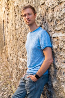 Günbatımında Estonya 'nın eski Tallinn kasabasının hava panoramik manzarası. Sihirli günbatımı görünümü.