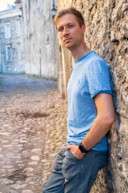 Günbatımında Estonya 'nın eski Tallinn kasabasının hava panoramik manzarası. Sihirli günbatımı görünümü.