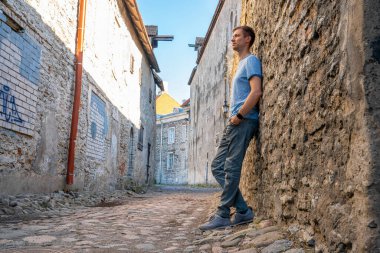 Günbatımında Estonya 'nın eski Tallinn kasabasının hava panoramik manzarası. Sihirli günbatımı görünümü.