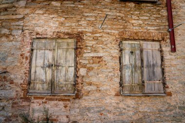 Kırsal Karpat Dağları 'ndaki eski ahşap kulübe. Eski tarihi ortaçağ evi