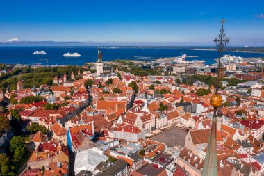 Günbatımında Estonya 'nın Tallinn şehrinin inanılmaz insansız hava aracı görüntüleri. Tallinn 'in güzel manzarası.