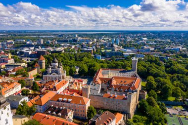 Günbatımında Estonya 'nın Tallinn şehrinin inanılmaz insansız hava aracı görüntüleri. Tallinn 'in güzel manzarası.