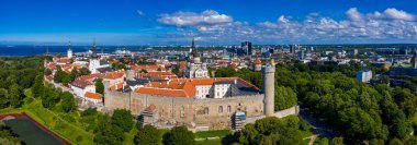 Tallinn 'in eski bir kasabasında eski bir hava kalesi. Toompea Estonya parlamentosunun alanı.
