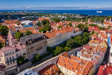 Günbatımında Estonya 'nın Tallinn şehrinin inanılmaz insansız hava aracı görüntüleri. Tallinn 'in güzel manzarası.