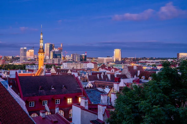 Tallinn Estonya Daki Eski Şehir Mimarisinin Akşam Manzaralı Hava Manzarası — Stok fotoğraf
