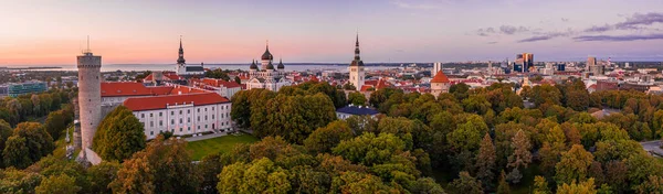 Incrível Drone Aéreo Filmado Cidade Velha Tallinn Estônia Pôr Sol — Fotografia de Stock