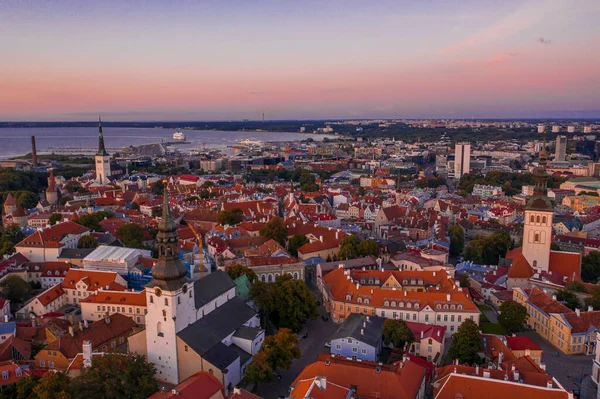 Niesamowite Zdjęcie Lotnicze Drona Starego Miasta Tallin Estonii Zachodzie Słońca — Zdjęcie stockowe