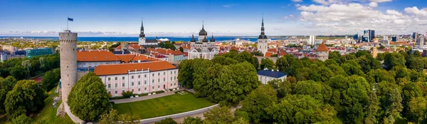 Удивительный Воздушный Беспилотный Снимок Старого Города Таллинна Эстония Закате Красивая — стоковое фото