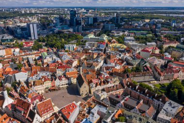 Kuzey Avrupa 'nın Baltık bölgesinde bir sonbahar günü erken saatlerde Tallinn Estonya' nın ortaçağ duvarlı şehrine bakan gün batımı hava manzarası.