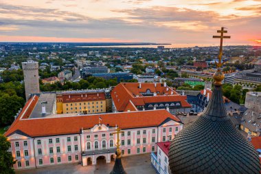Estonya 'nın Tallinn şehrinde bir ortodoks katedrali olan Alexander Nevsky Katedrali' nin hava günbatımı manzarası.