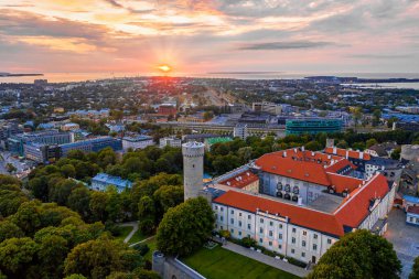 Tallinn 'in eski bir kasabasında eski bir hava kalesi. Toompea Estonya parlamentosunun alanı.