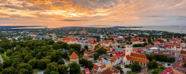 Günbatımında Estonya 'nın Tallinn şehrinin inanılmaz insansız hava aracı görüntüleri. Tallinn 'in güzel manzarası.
