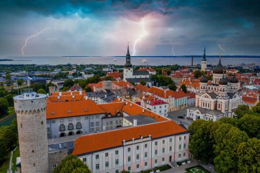 Tallinn 'in eski bir kasabasında eski bir hava kalesi. Toompea Estonya parlamentosunun alanı.
