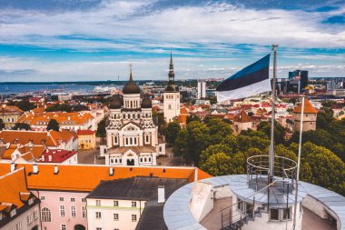 Estonya 'nın Tallinn kentindeki Uzun Hermann Kulesi' nde Estonya bayrağı