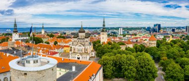Kuzey Avrupa 'nın Baltık bölgesinde bir sonbahar günü erken saatlerde Tallinn Estonya' nın ortaçağ duvarlı şehrine bakan gün batımı hava manzarası.