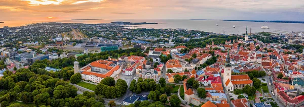 Increíble Disparo Aéreo Drones Del Casco Antiguo Tallin Estonia Atardecer — Foto de Stock