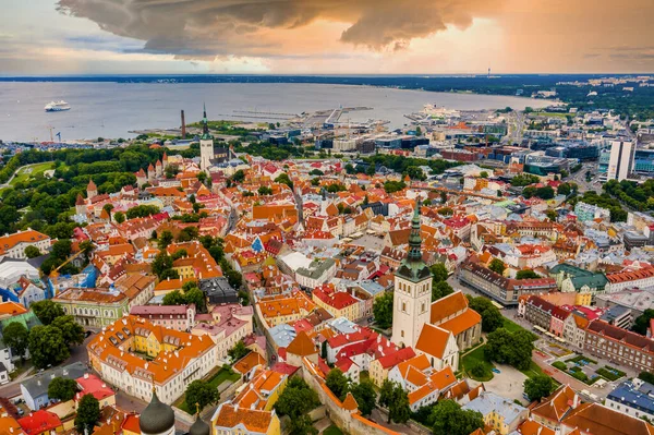 Increíble Disparo Aéreo Drones Del Casco Antiguo Tallin Estonia Atardecer — Foto de Stock