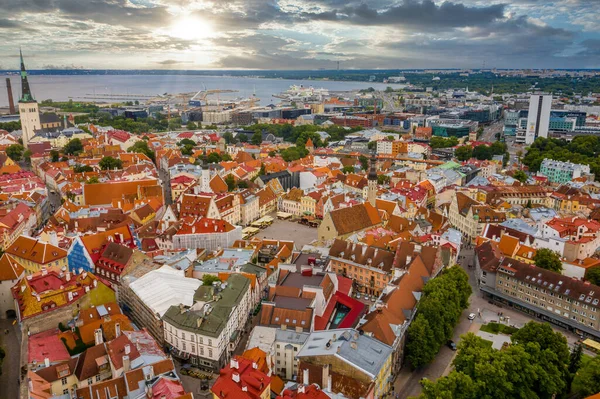 Úžasný Letecký Snímek Starého Města Tallinnu Estonsku Při Západu Slunce — Stock fotografie