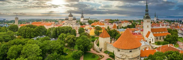 Increíble Disparo Aéreo Drones Del Casco Antiguo Tallin Estonia Atardecer — Foto de Stock