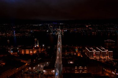 Önünde St. Peters Kilisesi olan Riga şehrinin panoramik manzarası. İHA ile yapılan uzun pozlu gece fotoğrafçılığı.