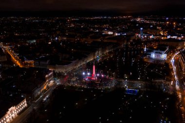 Riga, Letonya - 18 Kasım 2020: Riga, Letonya 'da Staro Riga etkinliği sırasında gece özgürlük abidesi. Milda - Özgürlük heykeli şehrin üzerinde üç yıldız tutuyor farklı renklerde aydınlatılmış.