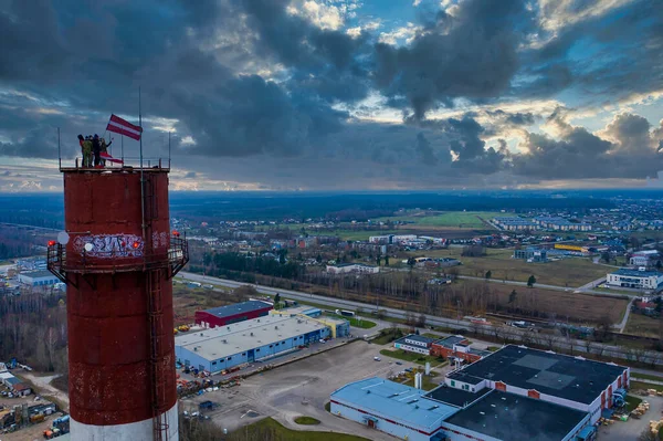 Riga Letónia Novembro 2020 Pessoas Segurando Bandeira Letã Topo Torre — Fotografia de Stock